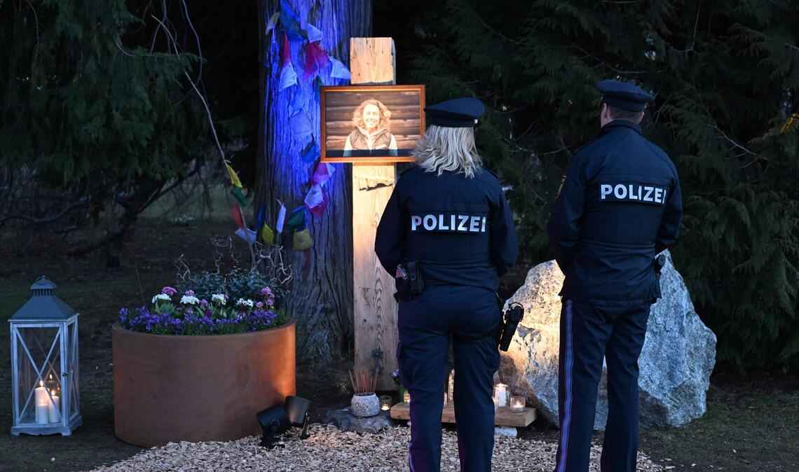 Im Partenkirchener Kurpark erinnert ein Gedenkort an die Ex-Biathletin.