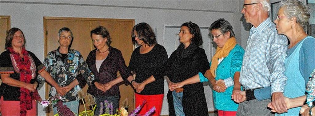 Im Paul-Gerhardt-Gemeindehaus wird zum meditativen Tanz geladen. Links Kursleiterin Cornelia Müller.