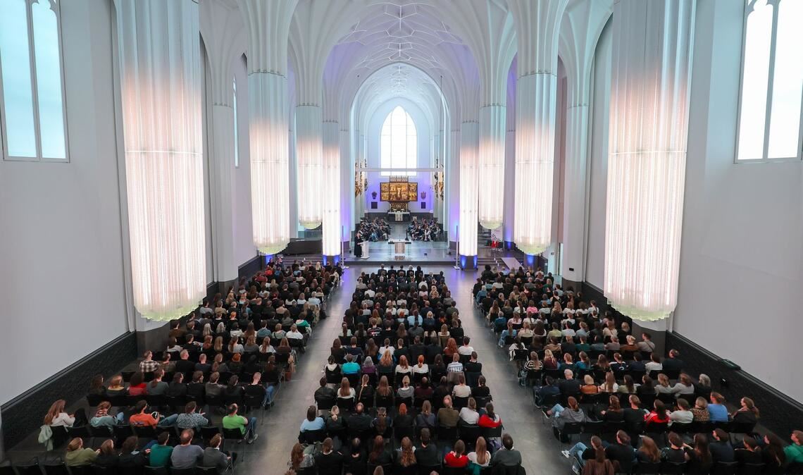 Im Paulinum der Universität Leipzig kamen Menschen zu einer Gedenkandacht für die Opfer zusammen.