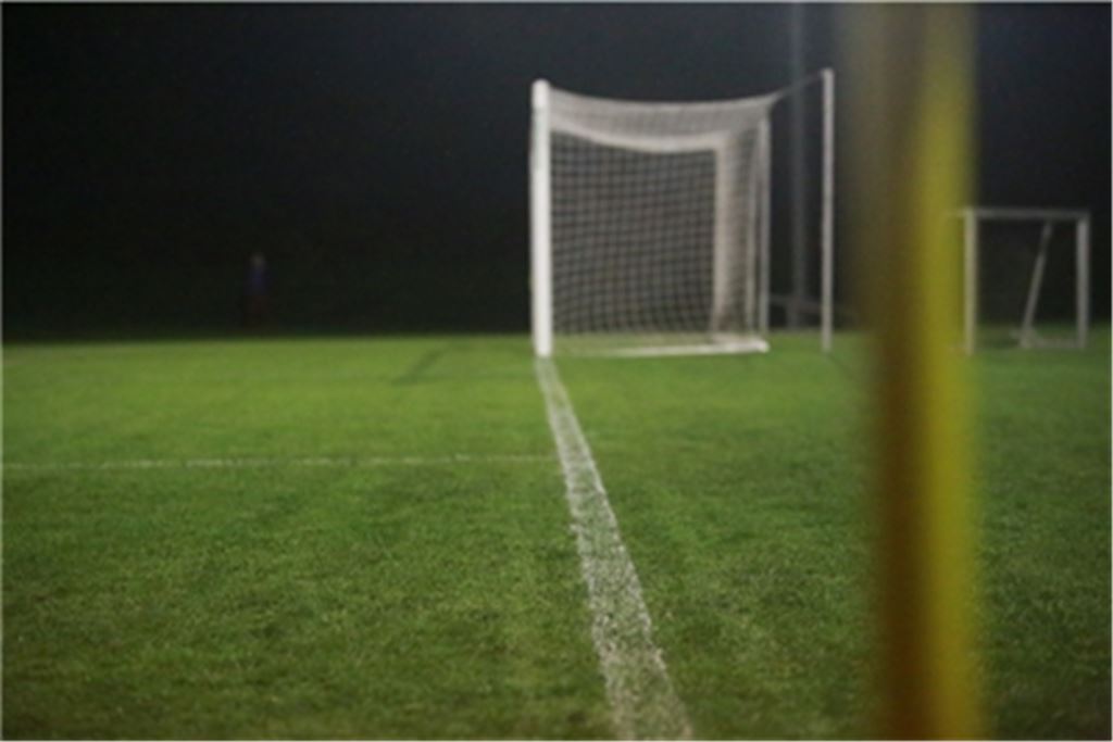 Im Pokal spielen die Teams meist unter der Woche, und demnach unter Flutlicht. Symbolfoto: Huber