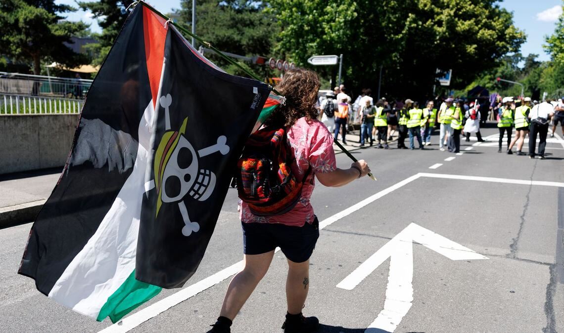 Im Protestzug sind viele Palästinenserflaggen zu sehen.