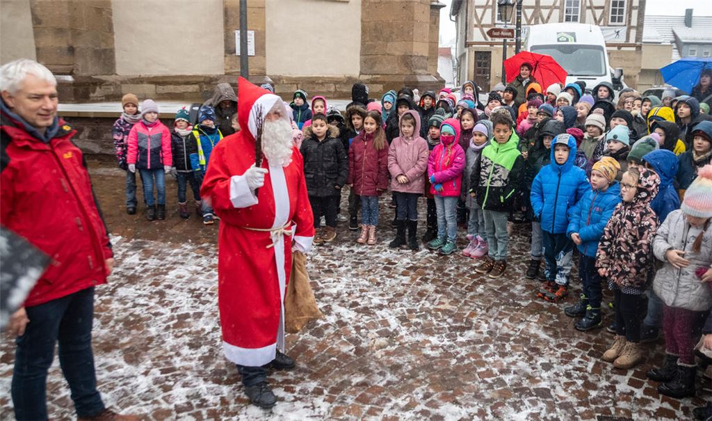 Im Rahmen der Türöffnung hebt der als Nikolaus verkleidete Karl Hähnle die Bedeutung eines friedlichen Miteinanders der Menschen und der Völkerverständigung hervor. Fotos: Fotomoment