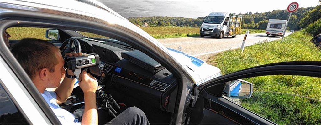 Im Rahmen des 24-Stunden-Blitzmarathons bezieht die Polizei gleich zweimal –mittags und abends – an der Plattenwaldstrecke zwischen Dürrmenz und Pinache Posten.