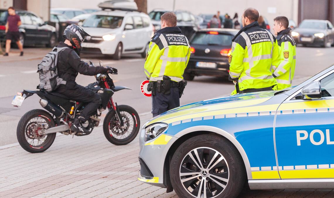 Im Rahmen des bundesweiten Aktionstags ist die Polizei in Mühlacker an der Rappstraße im Einsatz. Foto: Fotomoment