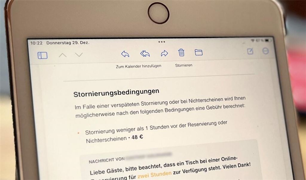 Im Rahmen einer Online-Reservierung in einem Restaurant wird auf die Stornierungsbedingungen hingewiesen. Demnach wird im Fall einer verspäteten Stornierung oder bei Nichterscheinen möglicherweise eine Gebühr von 48 Euro berechnet.