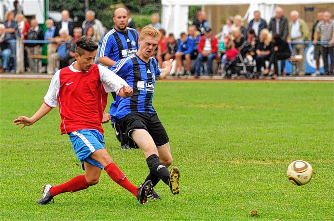 Im Rahmen seines Sportfests siegt der FV Knittlingen (rote Trikots) vor großer Zuschauerkulisse mit 4:1 klar über die Gäste aus Enzberg. 