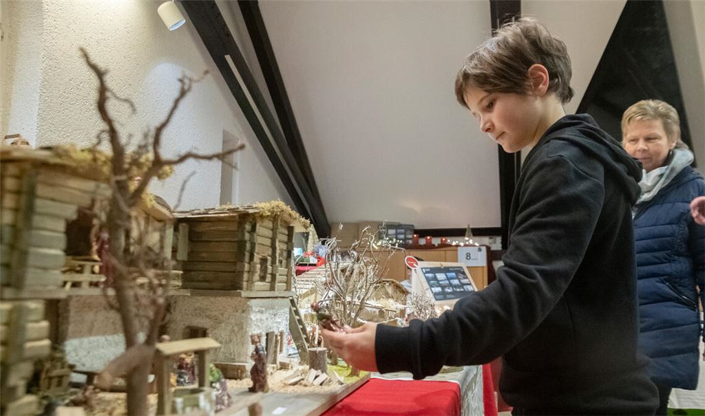 Im Rathaus in Sternenfels sind Weihnachtskrippen ausgestellt. Fotos: Fotomoment