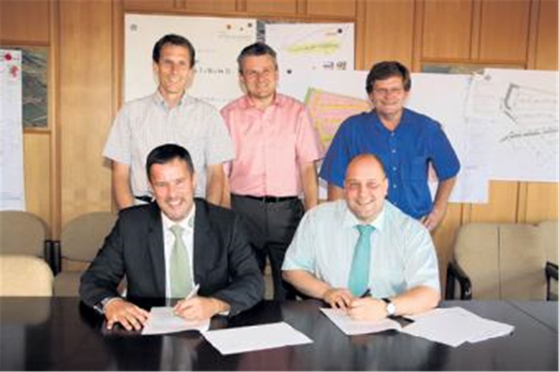 Im Rathaus unterzeichnen, sitzend v.li., Bürgermeister Michael Seiß (Friolzheim) und Amtsverweser Mario Weisbrich (Wimsheim) sowie, stehend v.li., die Bürgermeister Thomas Fritsch (Mönsheim), Jörg-Michael Teply (Wurmberg) und Karlheinz Oehler (Wiernsheim) die Vereinbarung 
Foto: Franz