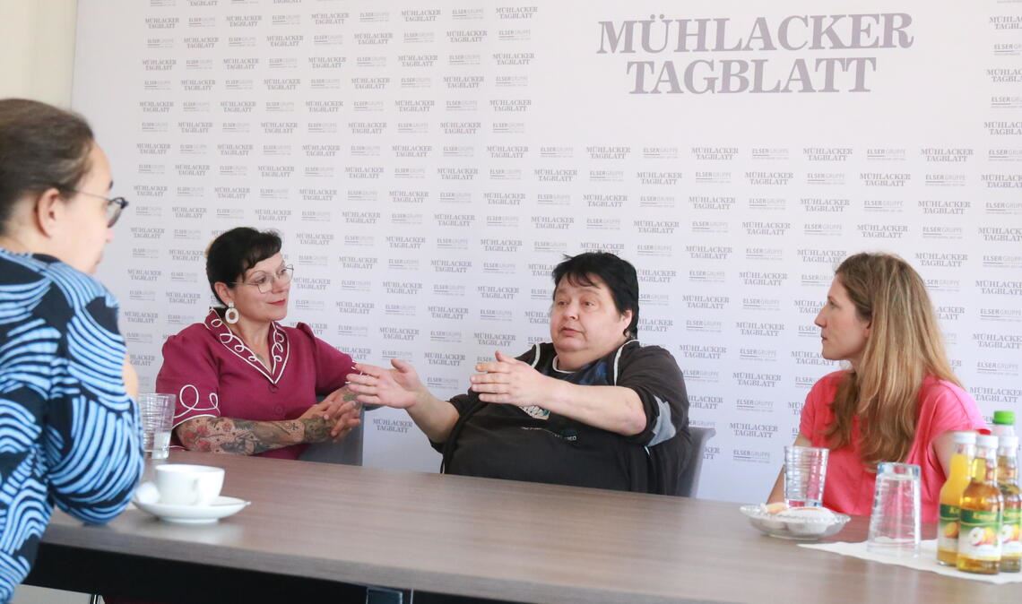 Im Redaktionsgespräch verdeutlichen Beate Walter (2. v.re), Anna Marie Rouvière-Petruzzi (re.) und Katrin Saalbach (3. v.re.) im Gespräch mit Redakteurin Ramona Deeg, wie wichtig es ist, die Belange von Menschen mit Behinderungen ernst zu nehmen. Denn eine barrierefreie Umwelt kommt allen zugute –und ist außerdem ein Menschenrecht. Foto: Disselhoff