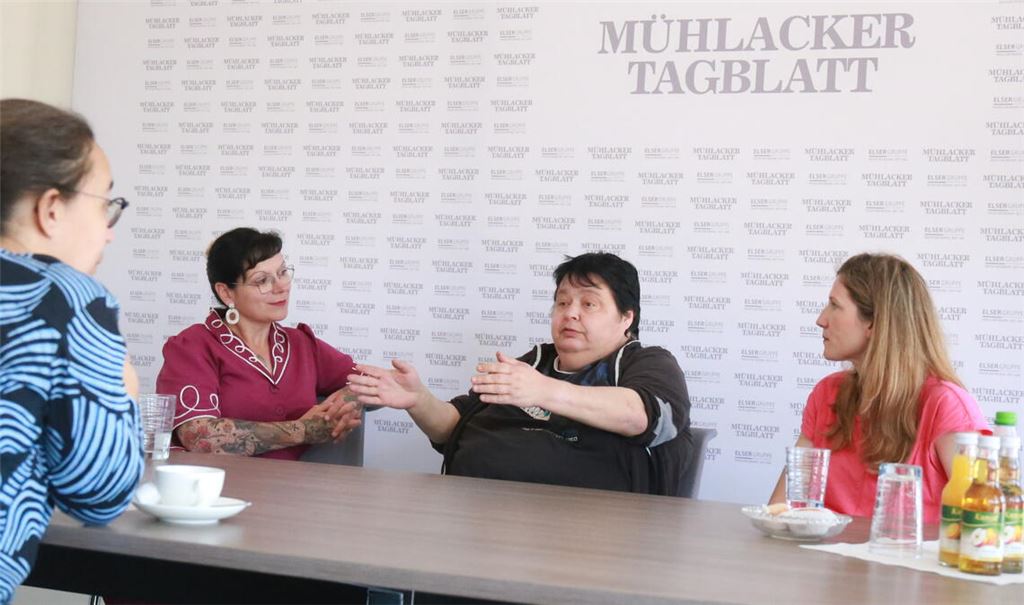 Im Redaktionsgespräch verdeutlichen Beate Walter (2. v.re), Anna Marie Rouvière-Petruzzi (re.) und Katrin Saalbach (3. v.re.) im Gespräch mit Redakteurin Ramona Deeg, wie wichtig es ist, die Belange von Menschen mit Behinderungen ernst zu nehmen. Denn eine barrierefreie Umwelt kommt allen zugute –und ist außerdem ein Menschenrecht. Foto: Disselhoff