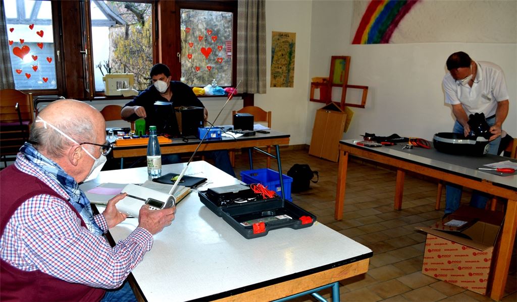 Im Reparaturcafé in Dürrmenz wird fleißig geschafft. Geschickte Finger bringen Geräte unterschiedlichster Art wieder in Gang.Fotos: Stahlfeld