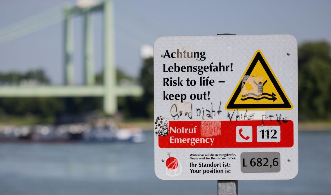 Im Rhein kommt es immer wieder zu tödlichen Badeunfällen. (Symbolbild)