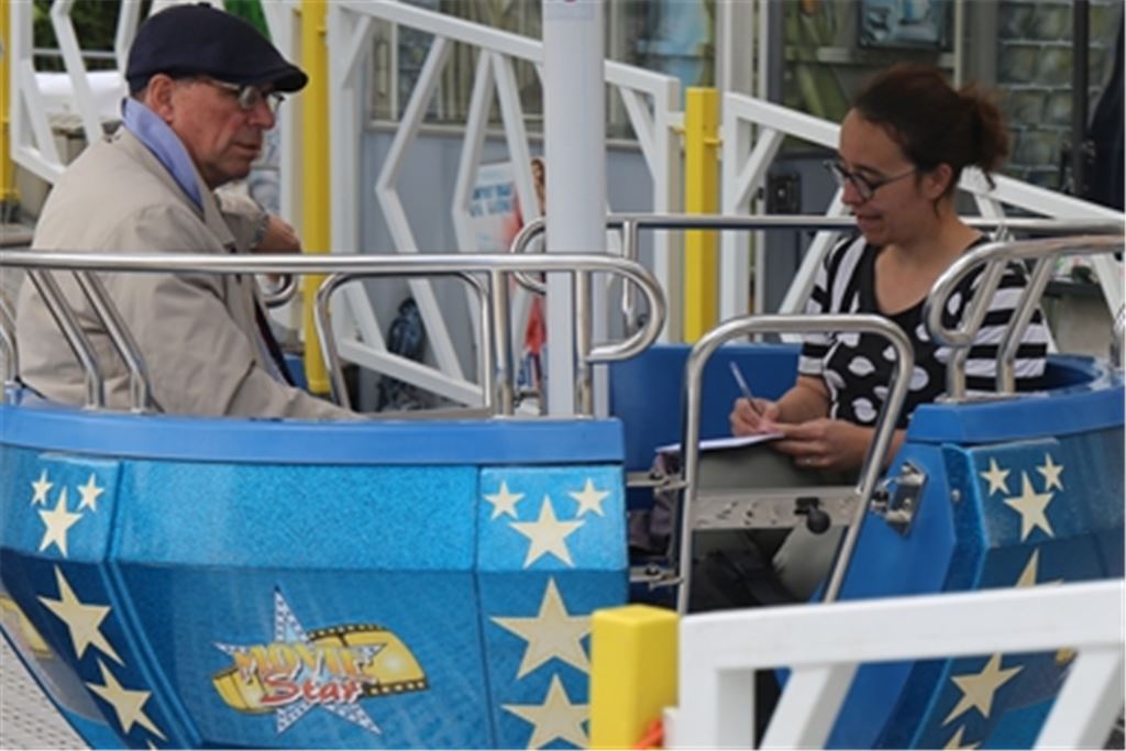 Im Riesenrad spricht Oberbürgermeister Frank Schneider mit Redakteurin Ramona Deeg über Themen zur Stadtentwicklung. Foto: Willimek