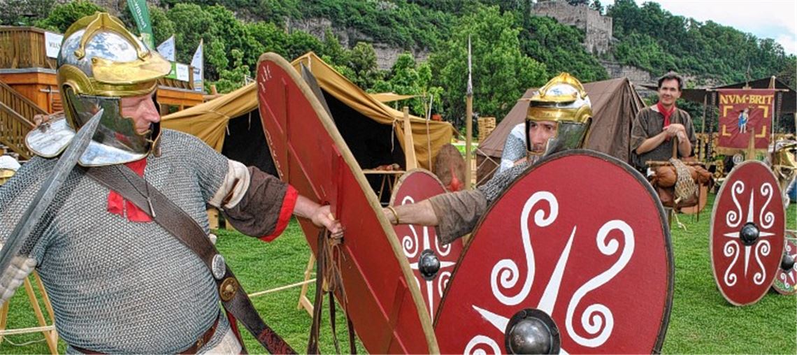 Im Römischen Zeltlager des Historisch-Archäologischen Vereins machen auch Soldaten Station und üben sich im Schwertkampf. Fotos: Stahlfeld