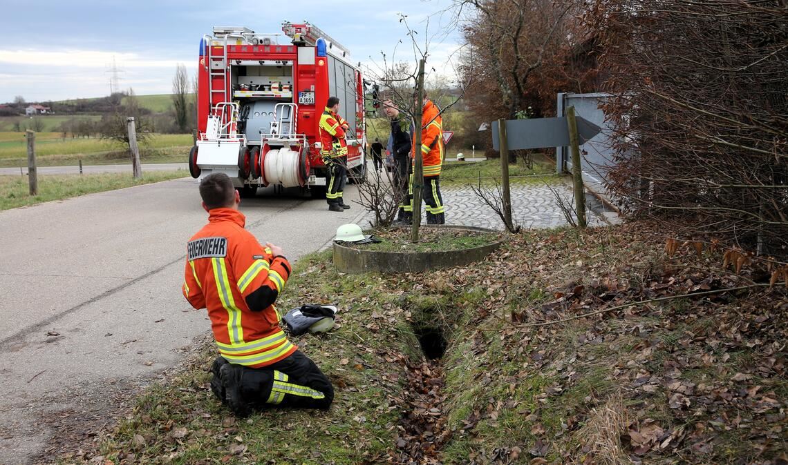 Im Rohr unter der Einfahrt zum Wiernsheimer Bauhof hat sich eine Hündin verkrochen. Die Einsatzkräfte der Feuerwehr machen sich ein Bild der Lage. Foto: Feuerwehr Wiernsheim