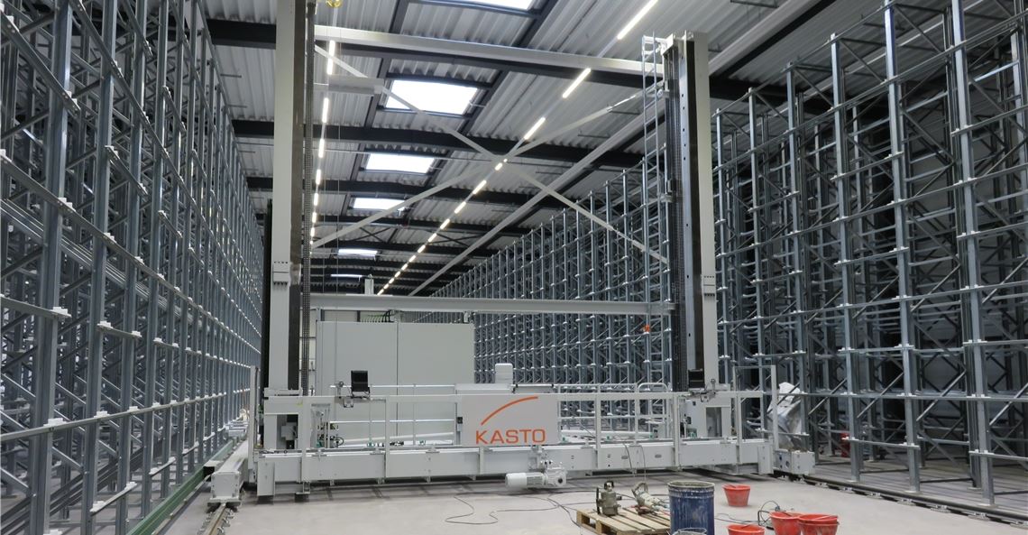 Im Rohrlager wird dieses hochmoderne Regalbediengerät zum Einsatz kommen, das EDV-gesteuert Rohre an ihren Platz befördert beziehungsweise zur Auslieferung abholt.Becker