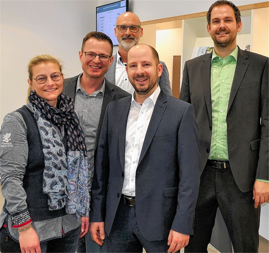 Im Schalterraum: Miriam Mayer (v.li.), Oliver Müller, Claus-Dieter Wälder, Daniel Sailer und Landrat Bastian Rosenau. Foto: Peche