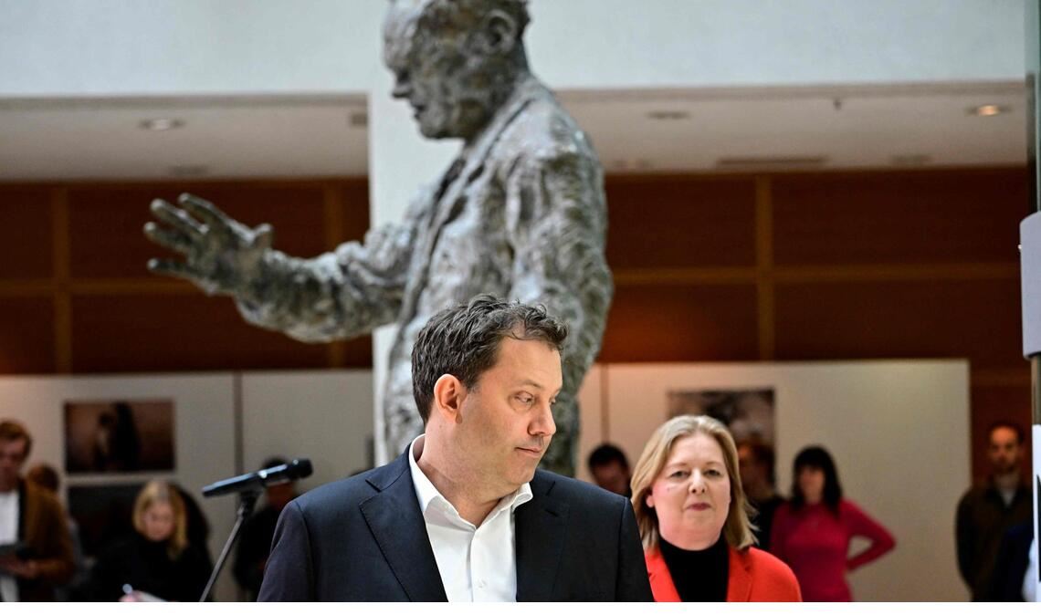 Im Schatten von Willy Brandt: die SPD-Vorsitzenden Lars Klingbeil und Bärbel Bas.