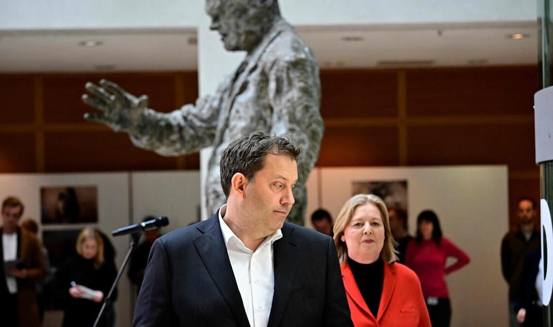 Im Schatten von Willy Brandt: die SPD-Vorsitzenden Lars Klingbeil und Bärbel Bas.