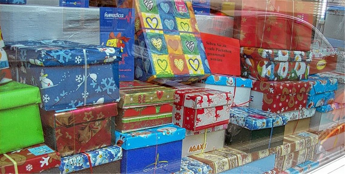 Im Schaufenster von „S’ Kunterbunt“ stapeln sich schon die gespendeten Geschenke.
