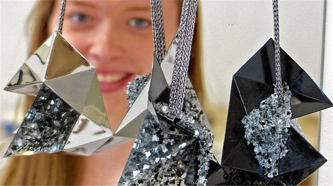 „Im Schein des Seins“ nennt Sarah Sippel ihre Schmuckkreationen. Foto: Roth