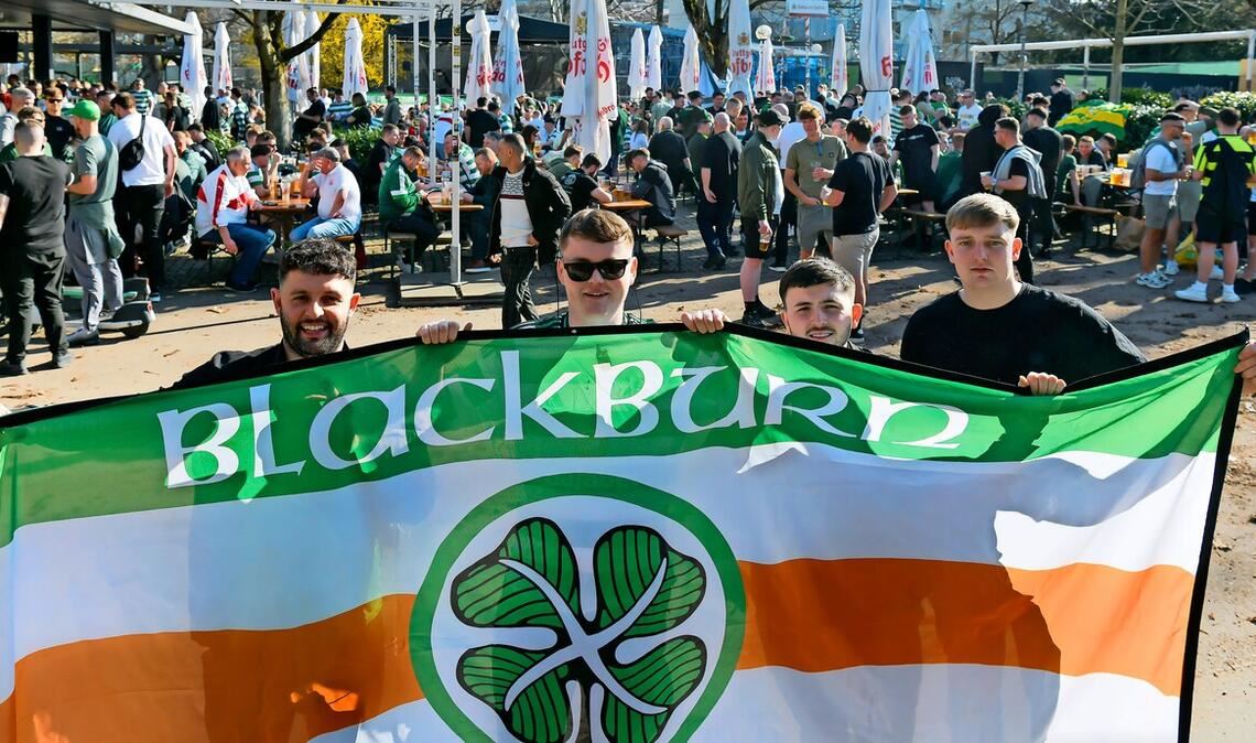 Im Schlossgarten herrscht am Nachmittag beste Laune bei den Celtic-Fans.