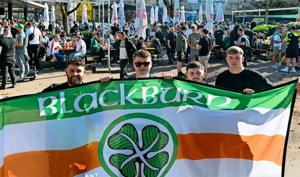 Im Schlossgarten herrscht am Nachmittag beste Laune bei den Celtic-Fans.