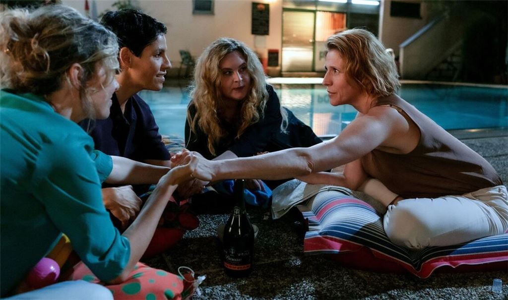 Im Schwur vereint: Christiane (Franziska Hackl), Inès (Jasmin Gerat), Doris (Diana Amft) und Miriam (Franziska Weisz, v.li.n.re.)