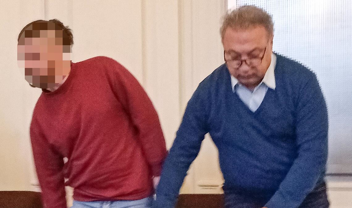 „Ich habe es erledigt“ Im Schwurgerichtssaal: der Angeklagte (li.) und sein Dolmetscher. Foto: Deeg