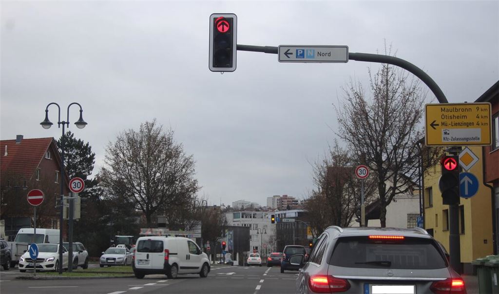 Im Selbstversuch fährt der Redakteur korrekt mit 30 km/h über die vierspurige innerstädtische Bundesstraße in Mühlacker – und muss dabei gleich mehrere Pausen an roten Ampeln einlegen. Foto: Steigleder