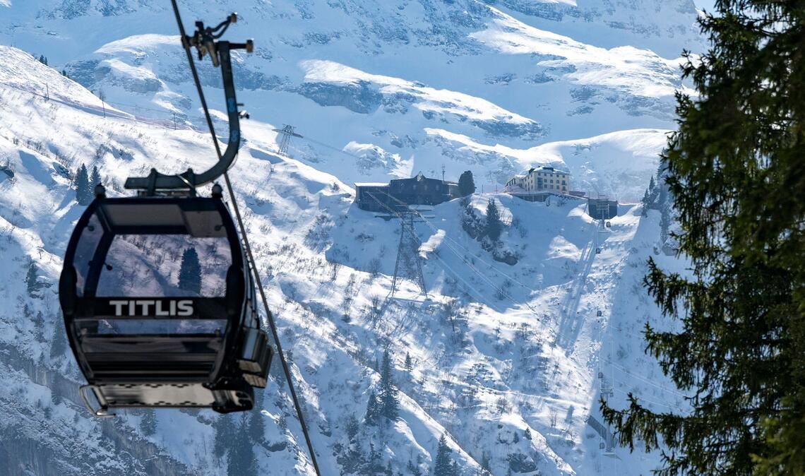 Im Skigebiet schien die Sonne, aber es gab Windwarnungen.