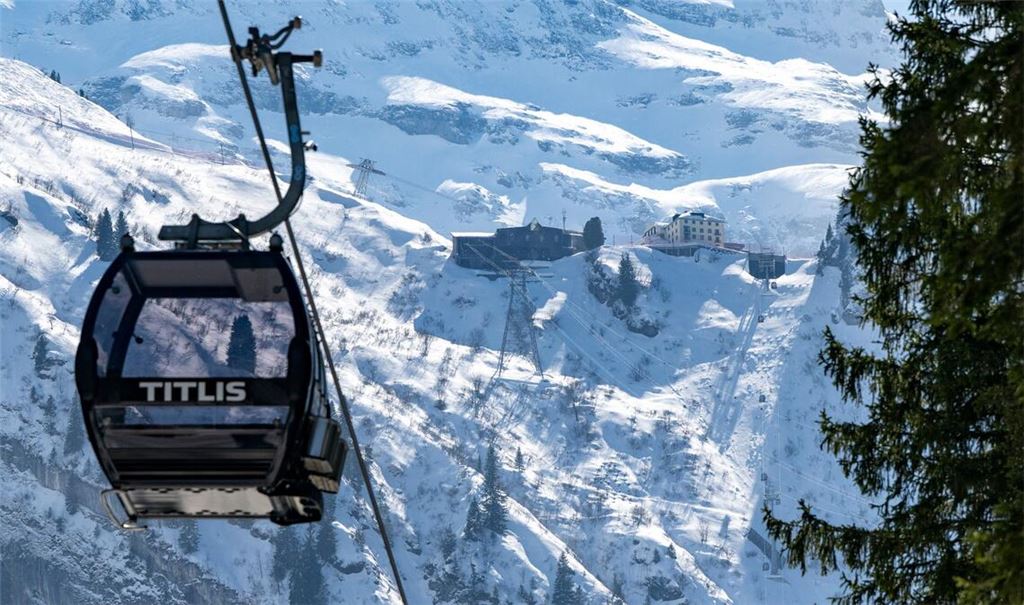 Im Skigebiet schien die Sonne, aber es gab Windwarnungen.