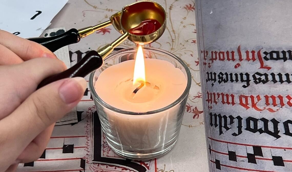 Im Skriptorium des Klosters wird Wachs geschmolzen. Foto: ssg/Ludwig Nestler