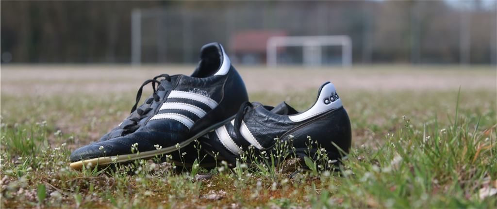 Im Sommer sollen die Kickschuhe nach einer monatelangen Zwangspause wieder zum Einsatz kommen – auch im Pokalwettbewerb.Foto: Huber