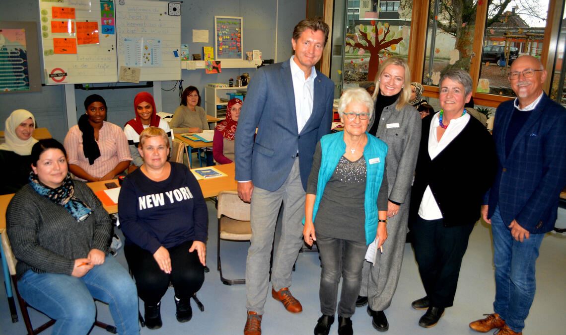 Im Sprachkurs: Michael Craiss (stehend v.li.), Ingrid Burger, Frauke Janßen, Barbara Winkler-Kuhn und Gerhard Fischer. Fotos: Stahlfeld