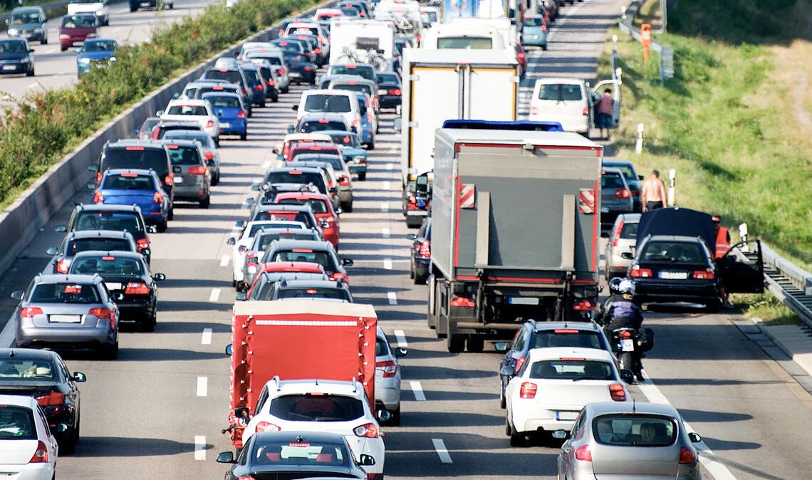 Im Stau ist Geduld gefragt – und vermeintlich raffinierte Ausweichmanöver können rasch teuer werden, Symbolfoto: Adobe-Stock/VRD