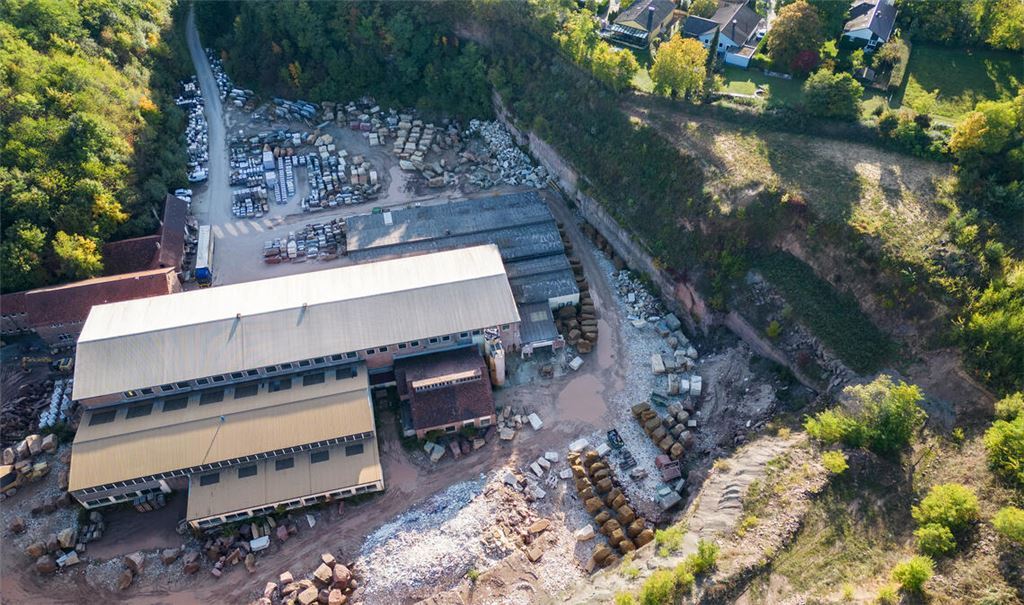 Im Steinbruch Lauster haben Abbrucharbeiten von Gebäudeteilen begonnen. Archivfoto: Fotomoment
