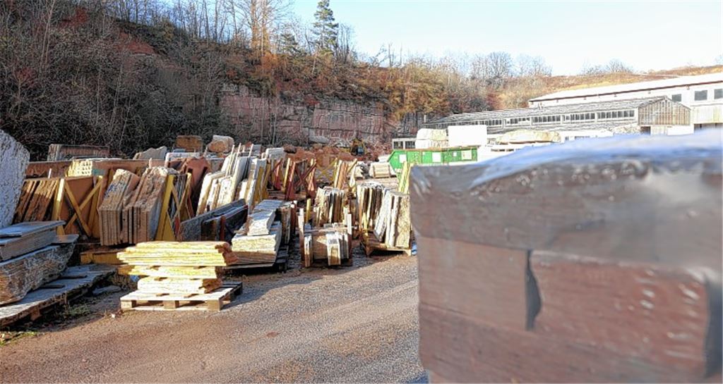 Im Steinbruch der Lauster Steinbau GmbH befindet sich derzeit noch eine Steinsägerei, die umziehen soll. Ist sie weg, kann das „Loch“ neben dem Roßweiher verfüllt werden. Zunächst war die Rekultivierung ausschließlich mit Erdaushub geplant, doch jetzt will die Firma Fischer Weilheim im Steinbruch eine Deponie der KlasseI betreiben und dort 300000 Kubikmeter Abfall einlagern.Foto: Disselhoff