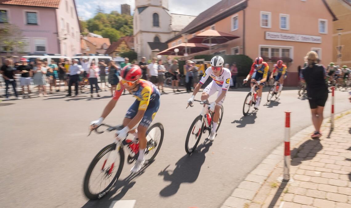 Im Sternenfelser Ortskern werden die Radprofis – hier einige Fahrer der Mannschaft Lidl-Trek – von vielen Schaulustigen empfangen und lautstark angefeuert. Foto: Fotomoment