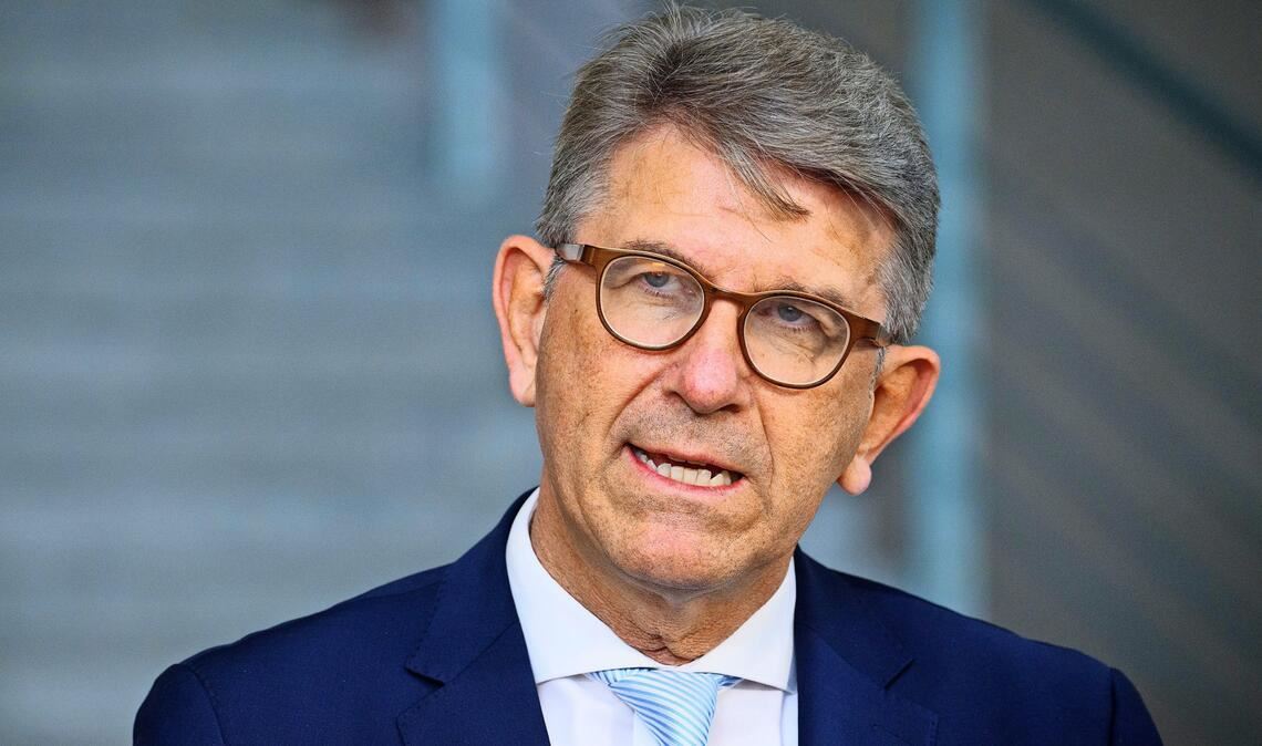 Im Streit um den Ausschluss dreier Buchhandlungen vom Deutschen Buchhandlungspreis gerät Kulturstaatsminister Weimer immer mehr unter Druck.