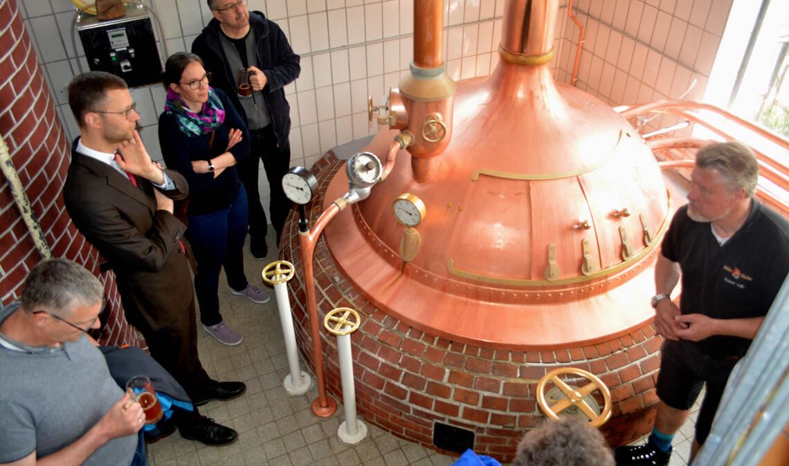 Im Sudhaus des Wiernsheimer Adler-Bräu lernen die Gäste im Rahmen der Veranstaltungsreihe „Gläserne Produktion“ die Kunst des Bierbrauens kennen.