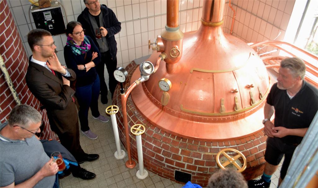 Im Sudhaus des Wiernsheimer Adler-Bräu lernen die Gäste im Rahmen der Veranstaltungsreihe „Gläserne Produktion“ die Kunst des Bierbrauens kennen.