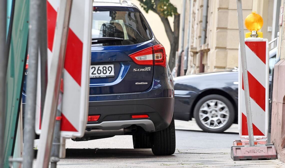 Im Südwesten wird in vielen größeren Städten aus Sicht der Umwelthilfe ein Auge zugedrückt, wenn Autofahrer rechtswidrig auf Bürgersteigen parken.