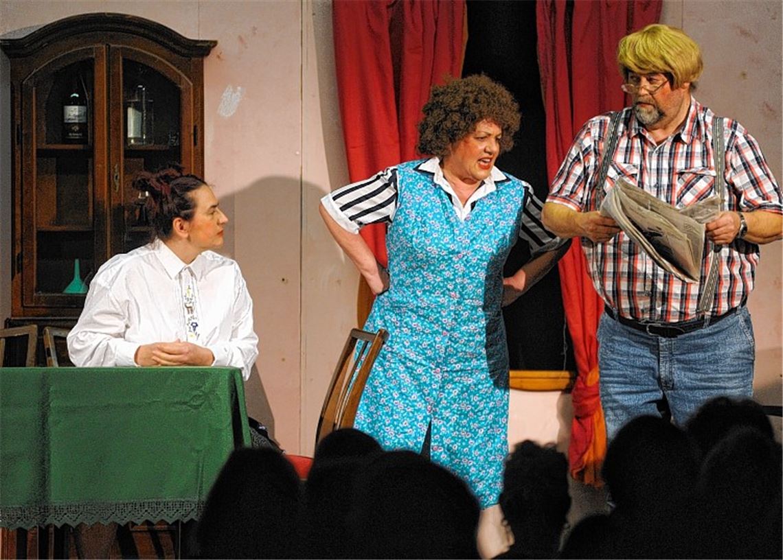 Im Theaterstück „Der Graf von Hammelburg“ sind unter anderen Reiner Götz (v.re.) als Anton Zwirbele, Susanne Baumann als Gertrud und Pia Rauchberger als Mechthilde zu sehen.