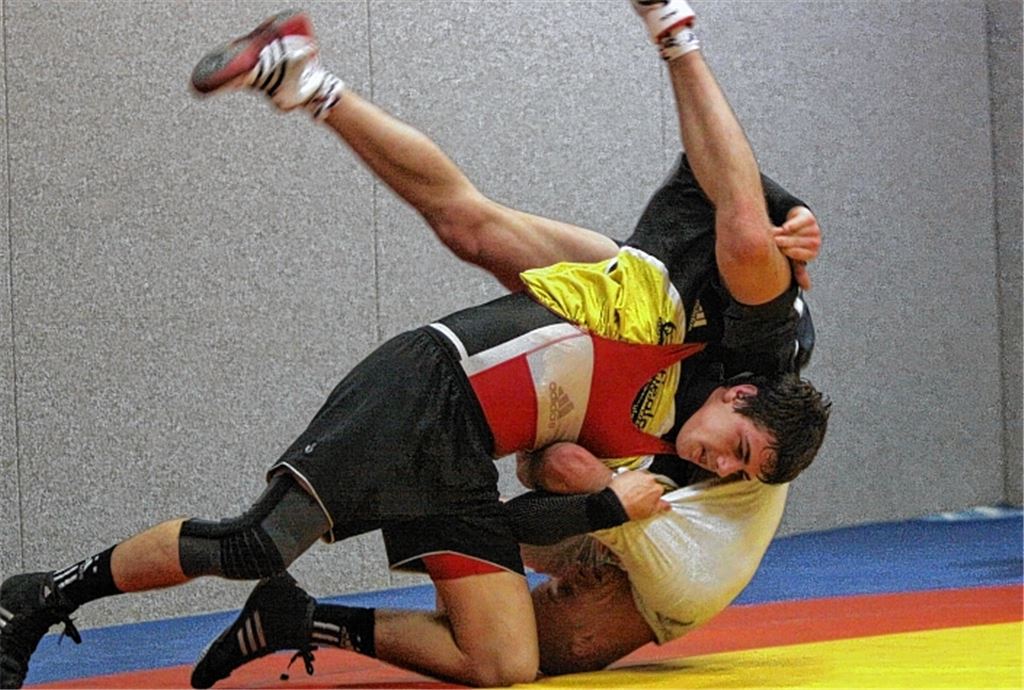 Im Training beim KSV Ketsch legt Kevin Schellin auch mal einen Mannschaftskameraden aufs Kreuz, der einen Kopf größer ist als er selbst.Fotos: Eigner