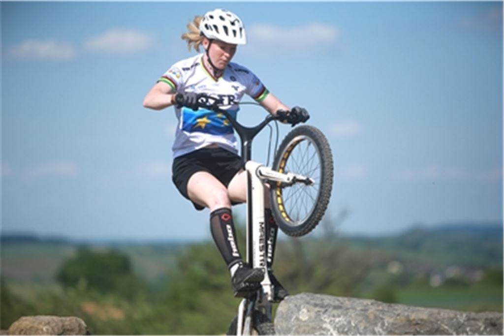 Im Trial-Sport kommt es auf starke Nerven an, um den Parcours zu meistern. Ihre Fähigkeiten trainiert Nina Reichenbach auf einer Anlage in Oberderdingen. Fotos: Huber, Archiv