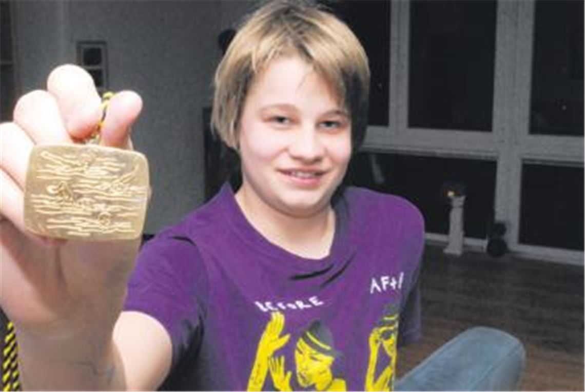 Im Trophäenschrank von Philipp Eggerer stapeln sich die Medaillen. Foto: Reuter