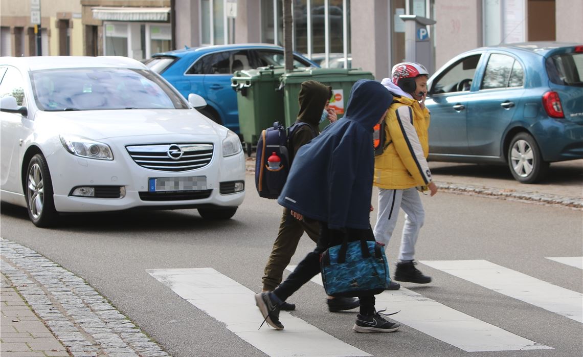 Im Umfeld der Schillerschule, auch hier in der Hindenburgstraße, kommt es laut einem Vater regelmäßig zu brenzligen Situationen. Foto: Willimek