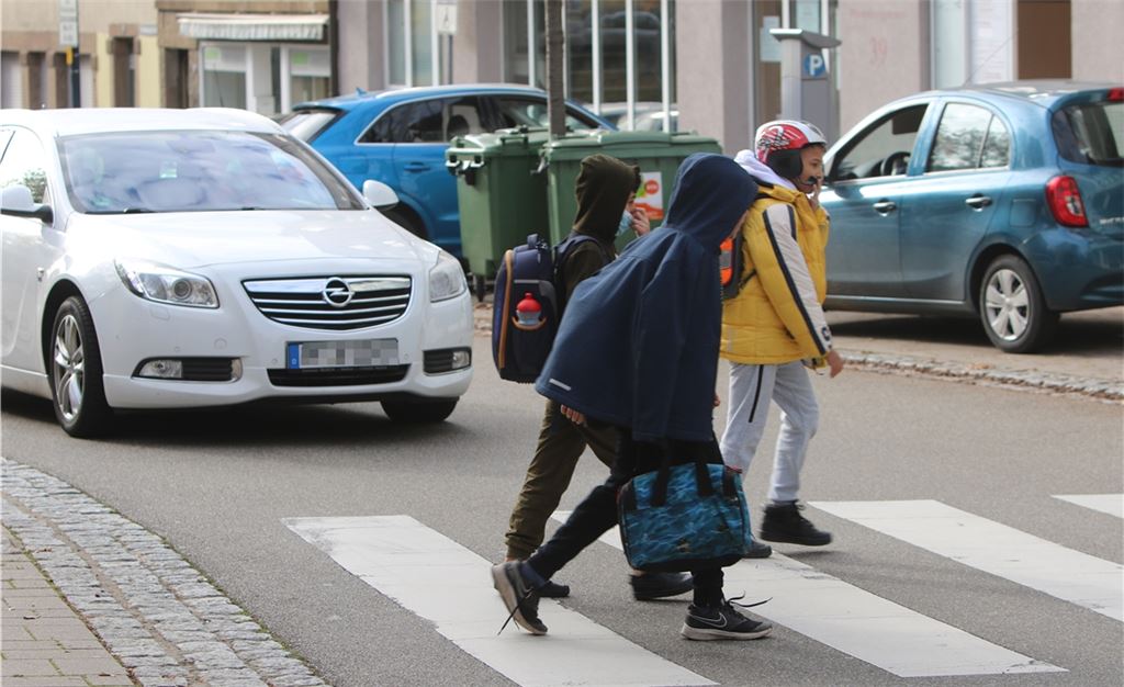 Im Umfeld der Schillerschule, auch hier in der Hindenburgstraße, kommt es laut einem Vater regelmäßig zu brenzligen Situationen. Foto: Willimek