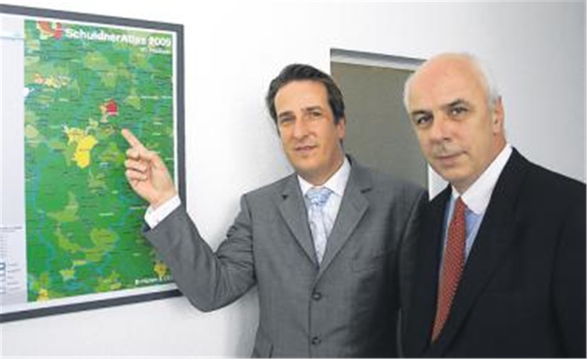 Im Umland von Pforzheim ist alles im grünen Bereich. Im Oberzentrum sind die Privathaushalte jedoch überproportional verschuldet, wie Jens Schott, Chef der Pforzheimer Creditreform (li.), und Vorstandsvorsitzender Andreas Fuhrmann mithilfe des Schuldneratlas verdeutlichen. Foto: Kollros